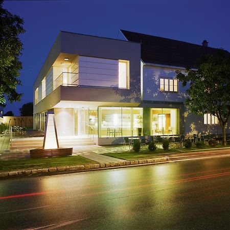 Hotel & Konditorei May Neufeld an der Leitha ภายนอก รูปภาพ