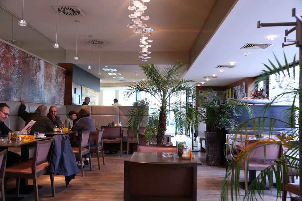 Hotel & Konditorei May Neufeld an der Leitha ภายนอก รูปภาพ