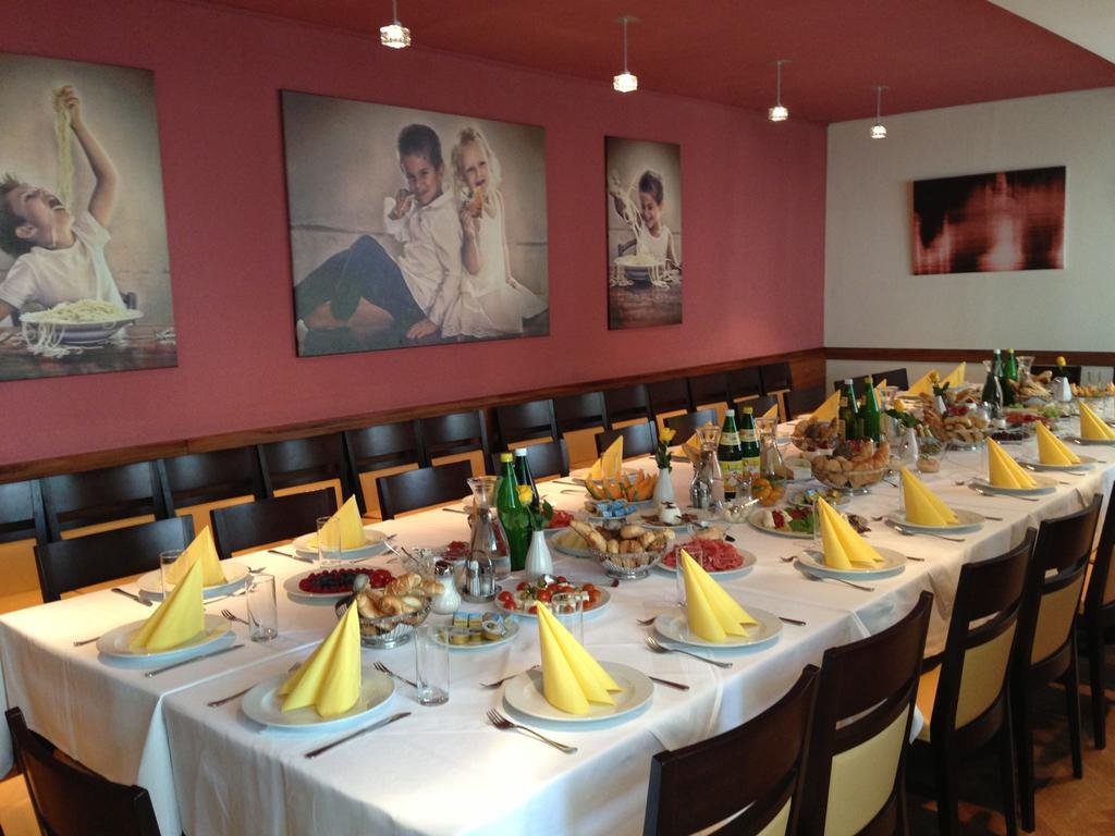 Hotel & Konditorei May Neufeld an der Leitha ภายนอก รูปภาพ
