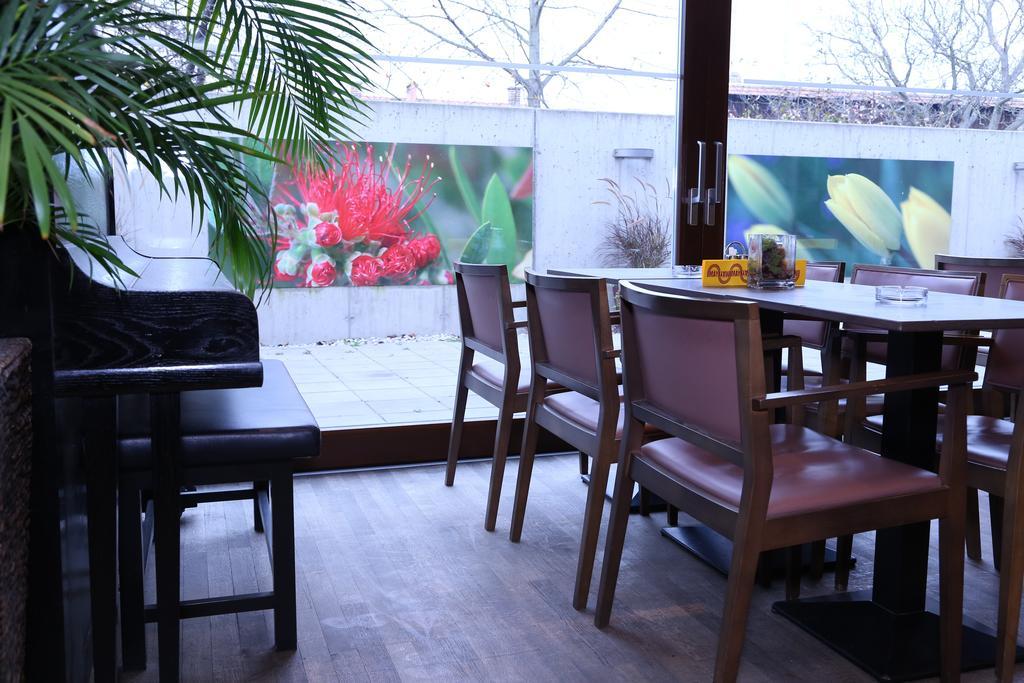 Hotel & Konditorei May Neufeld an der Leitha ภายนอก รูปภาพ
